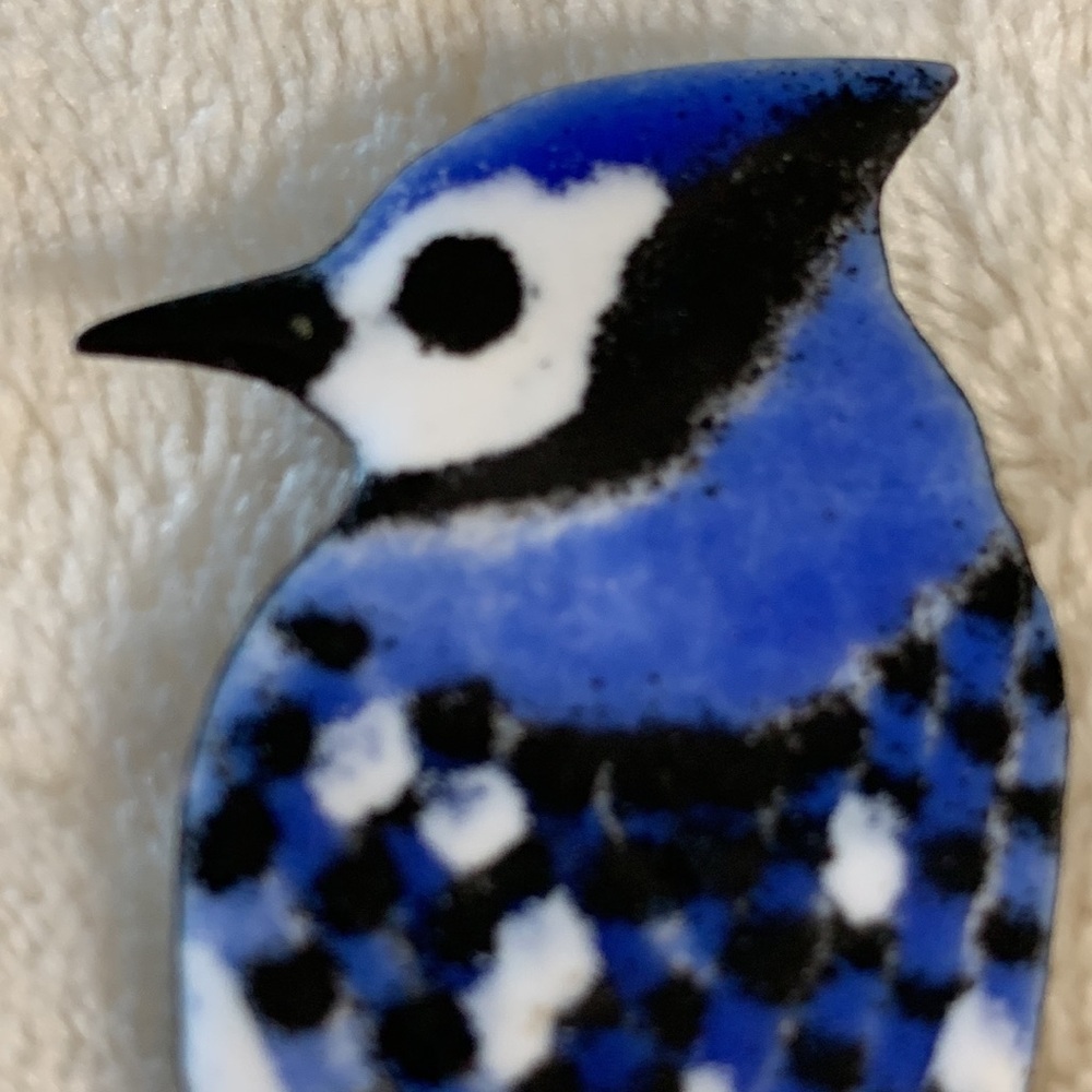 Beautiful Enameled Metal Blue Jay Brooch/Pin in Blue, Black and White - Picture 4 of 4